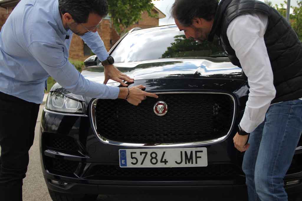 Prueba del Jaguar F-Pace logo